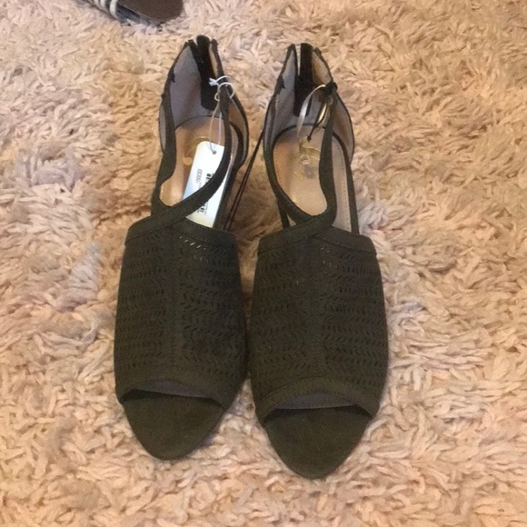 NWT! Charming Charlie Olive Army Green Suede Heels - Size 9🫧 - Picture 5 of 11